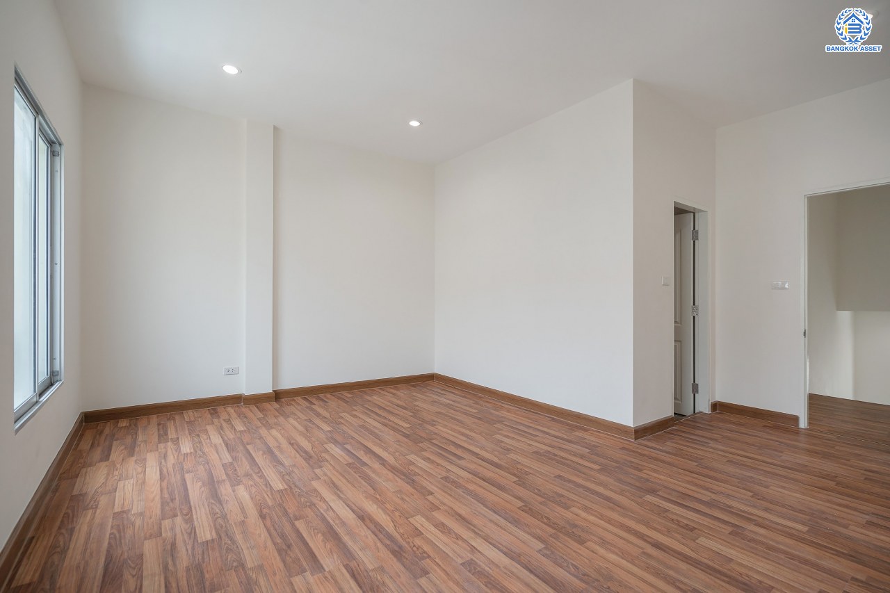 บ้านมือสองตกแต่งใหม่ โครงการ บ้านกลางเมืองสวิสทาวน์ เกษตร-นวมินทร์ แบรนด์ AP เนื้อที่ 20 ตร.ว. ฟังก์ชัน 3 ห้องนอน 3 ห้องน้ำ จอดรถได้ 2 คัน สภาพแวดล้อมเยี่ยม เชื่อมต่อ ถ.พหลโยธิน, ถ.เกษตร-นวมินทร์ ใกล้ ม.เกษตร, รถไฟฟ้าสายสีเขียว "สถานีมหาวิทยาลัยเกษตรศาสตร์" และทางด่วน "รามอินทรา-อาจณรงค์"